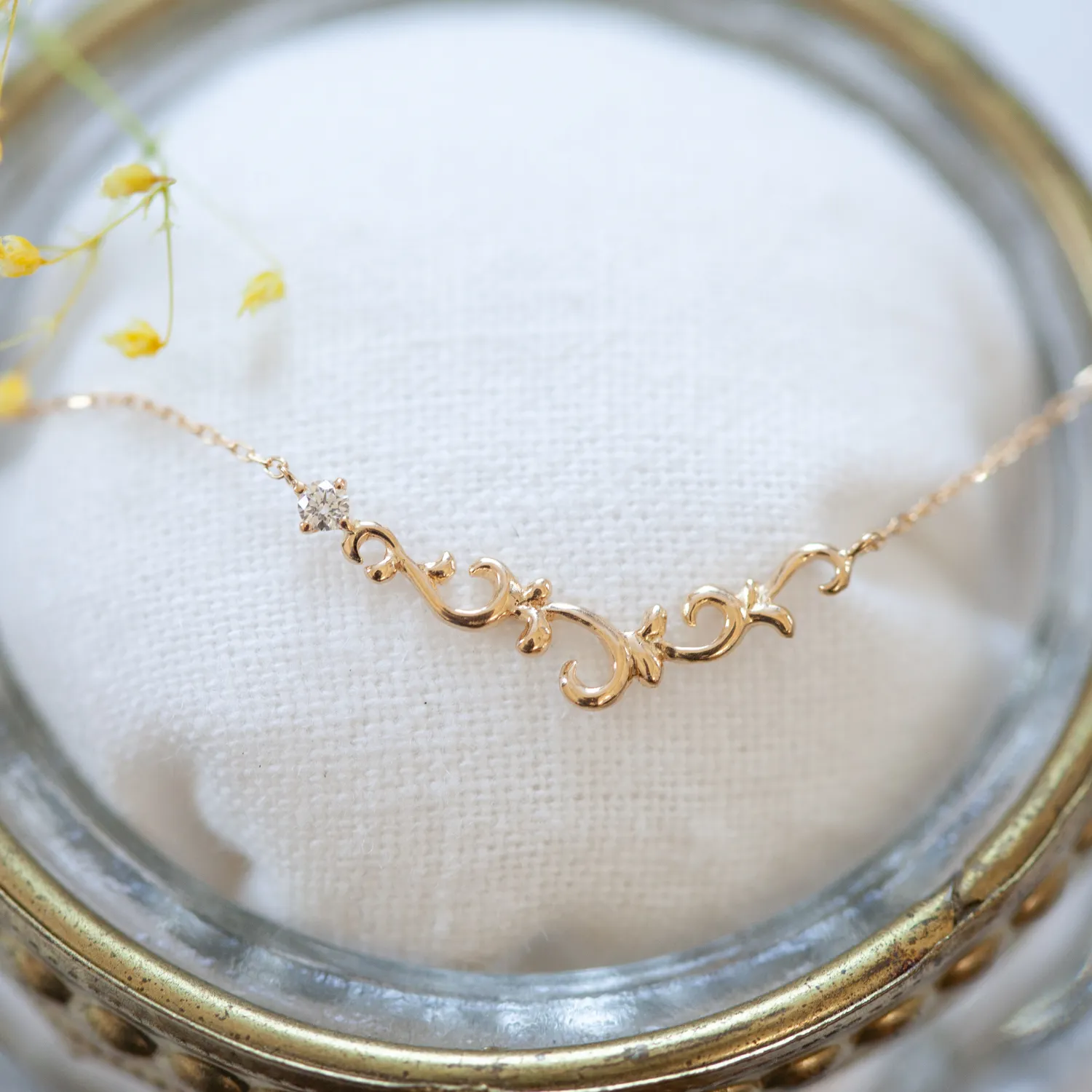 ダイヤを添えた唐草ネックレス