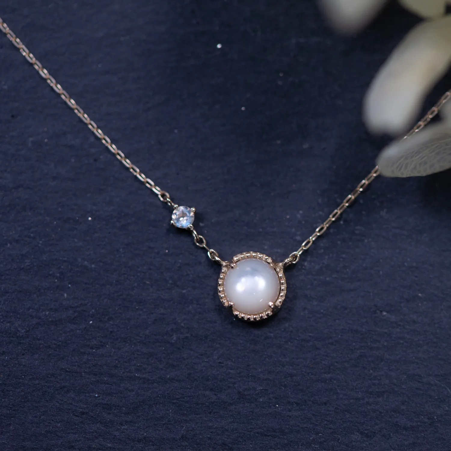 白蝶貝とブルームーンストーンのネックレス