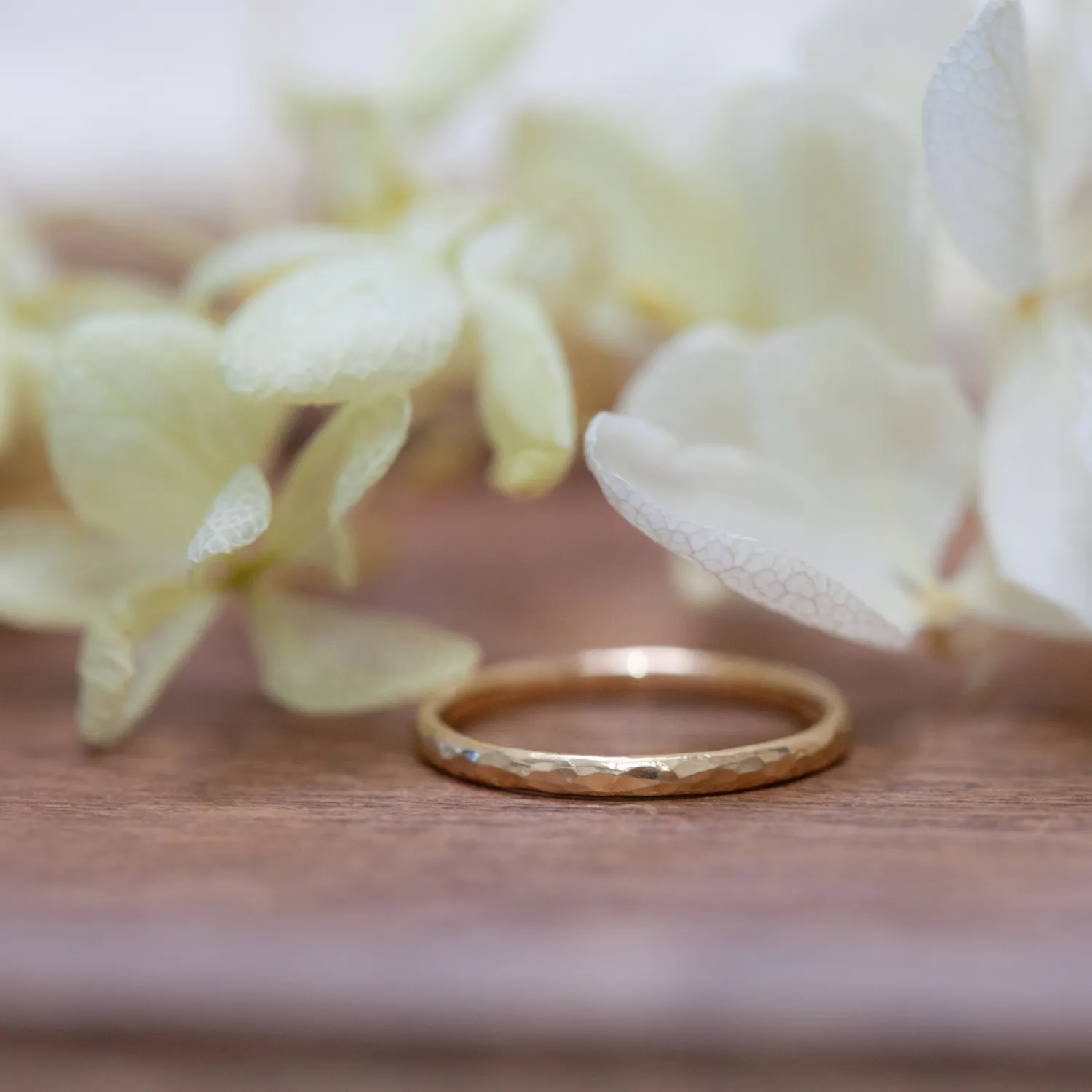 丸くやわらかなカタチの槌目リング