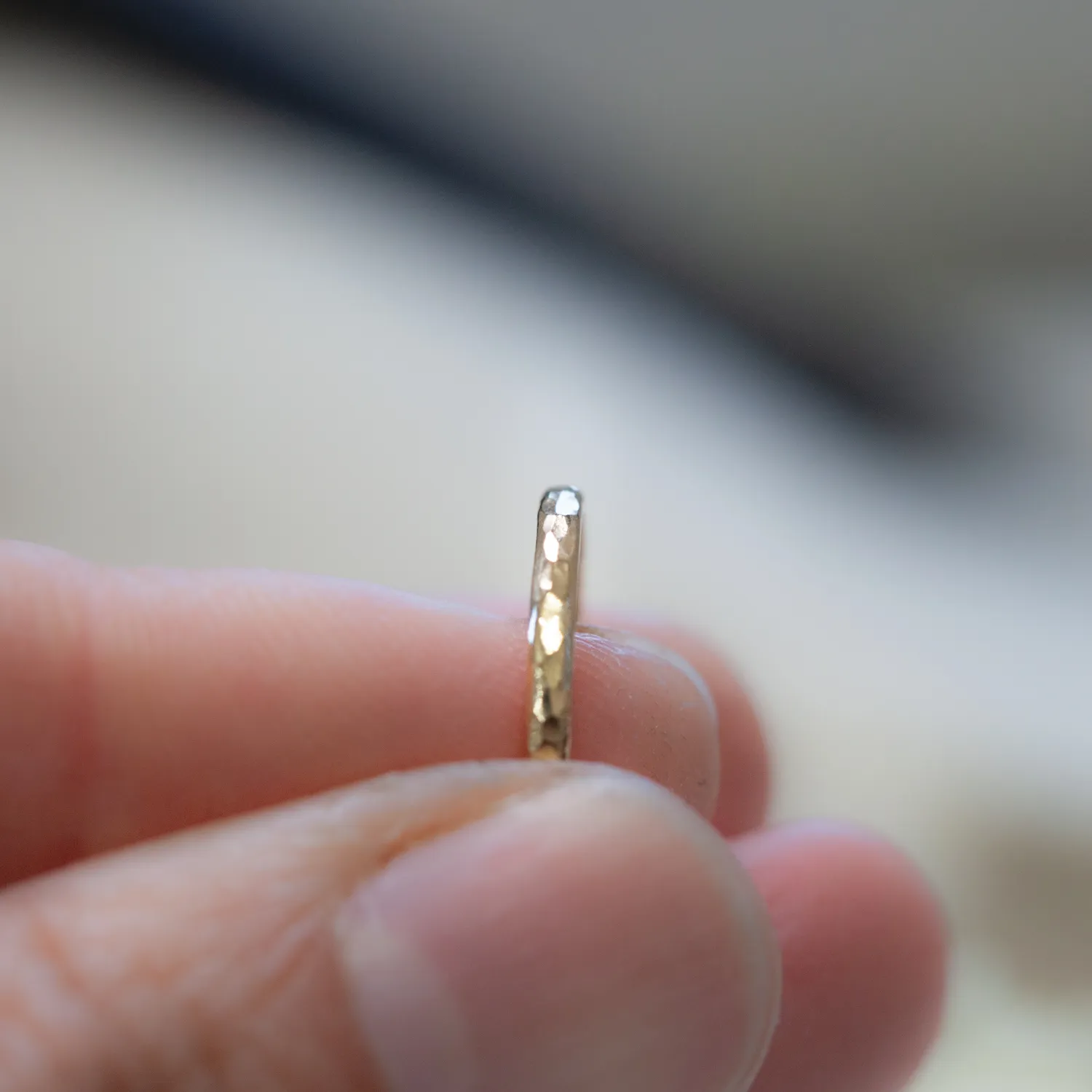 丸くやわらかなカタチの槌目リング